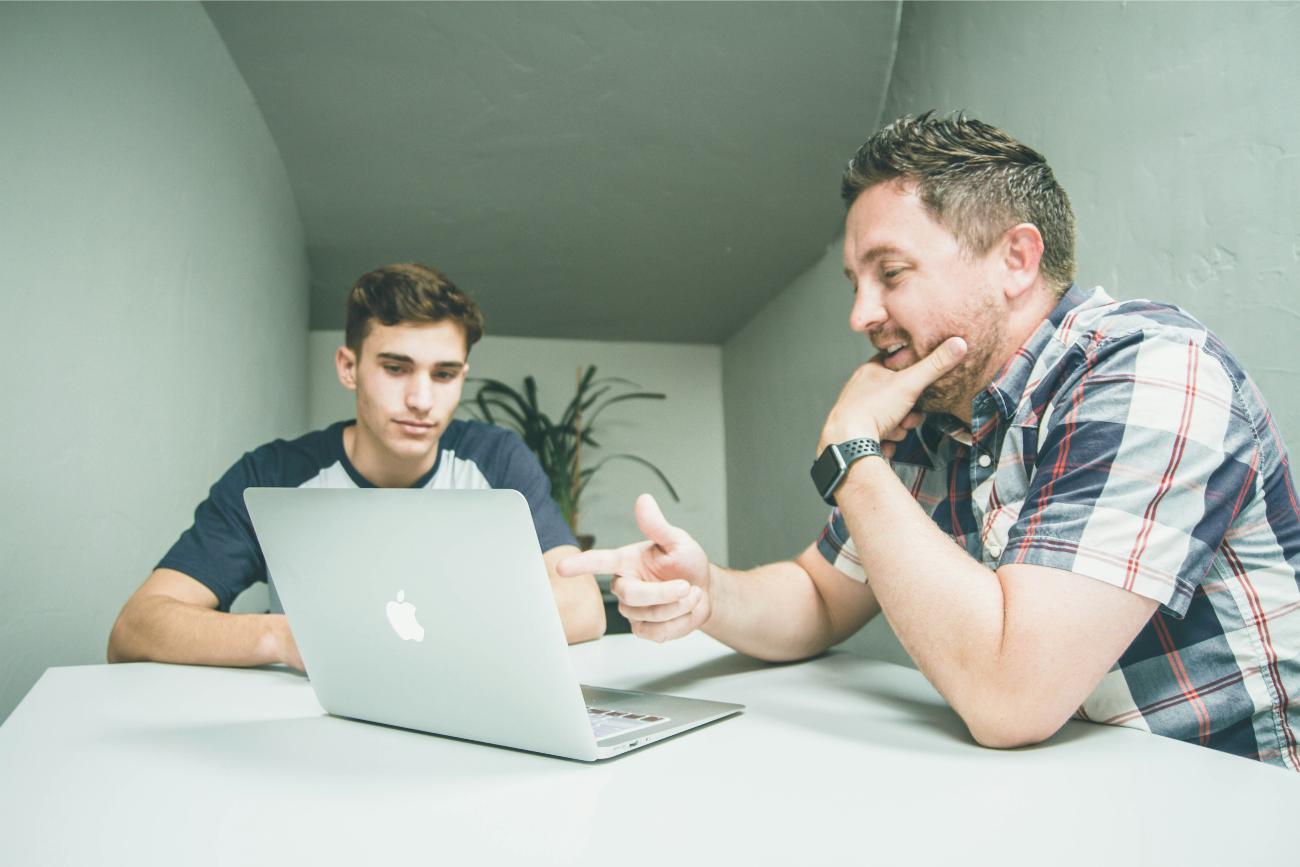 Hombre y joven con laptop